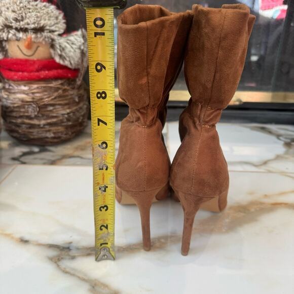 Express Women’s Paper Bag Top Camel Faux Suede Ankle Boots Pumps Heels size 9 - Picture 6 of 8